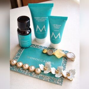 Moroccanoil Mini Travel Set Body Lotion Lip Balm Hair Treatment + Hair Clips Set